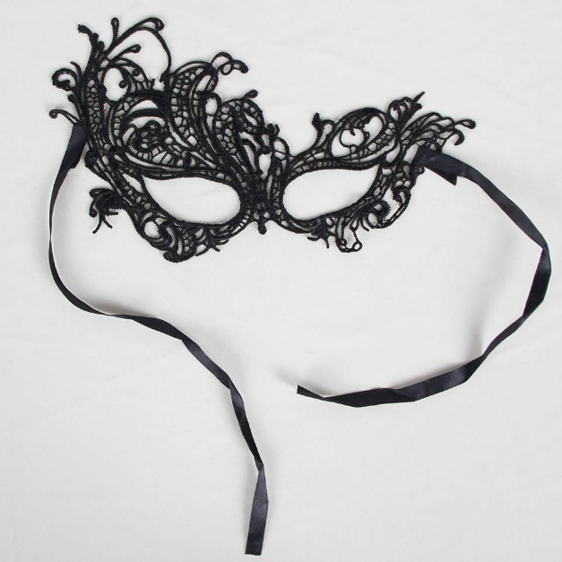 Очаровательная маска из кружева