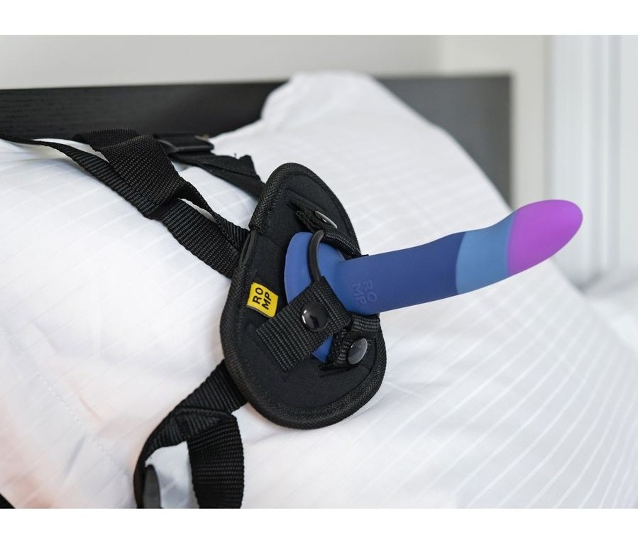 Яркий страпон Romp Piccolo Pegging Kit