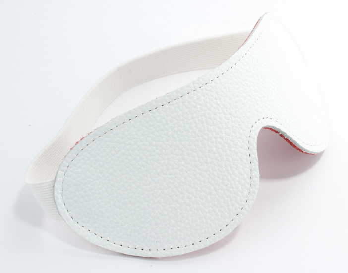 Белая маска из кожи