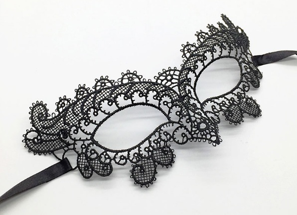 Нежно-кружевная маска 