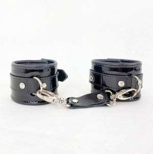 Наручники из кожи лак черные 