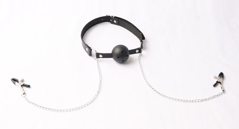 Кляп-шар с зажимами для сосков