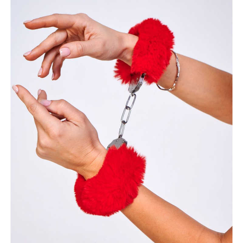 Красные наручники с пушистым мехом