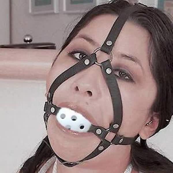 Кляп белый с фиксацией на голове