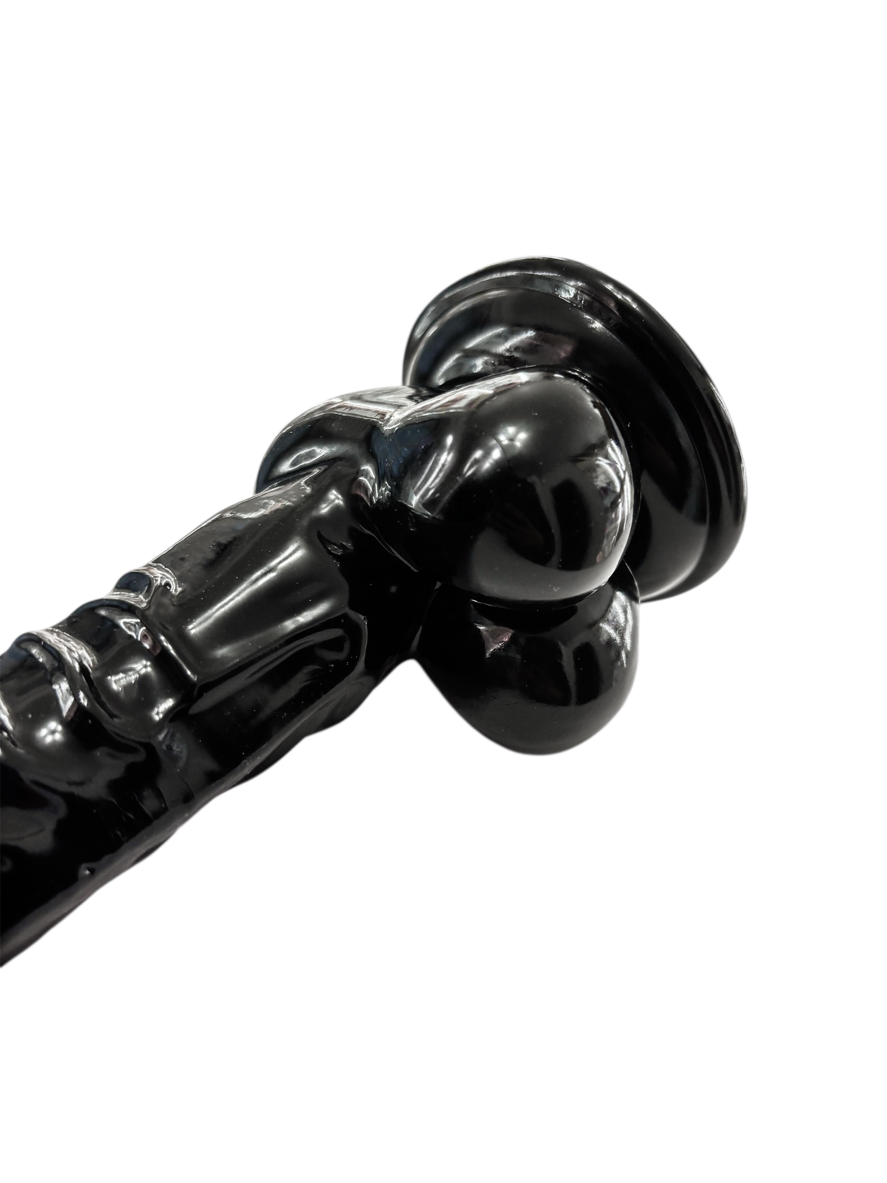 Черный длинный фаллос на присоске